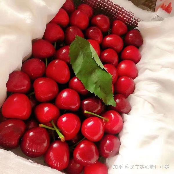 现代都市女性提着车厘子礼盒走在街头