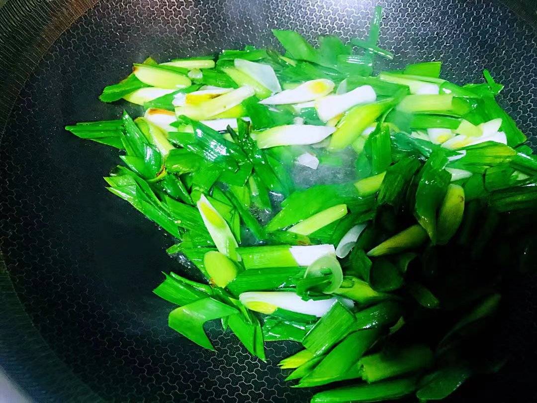 厨房中使用小葱和大葱的场景