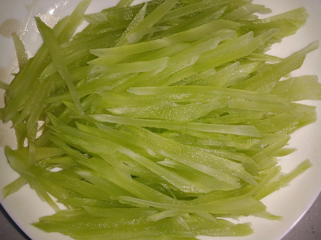 切好的莴苣丝,已去皮并控干水分,准备炒制 处理好的莴苣丝