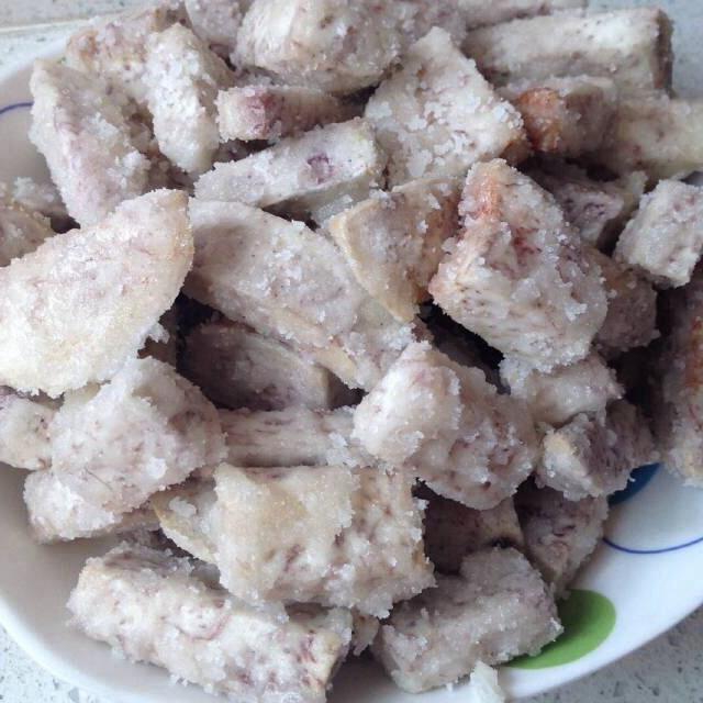 左:浸泡在淡盐醋水中的雪白香芋块,表面泛微光;右:焯水后沥干的琥珀色五花肉块,肥肉晶莹、瘦肉紧实,案板上有少量清澈浮沫残留 香芋与五花肉预处理对比图