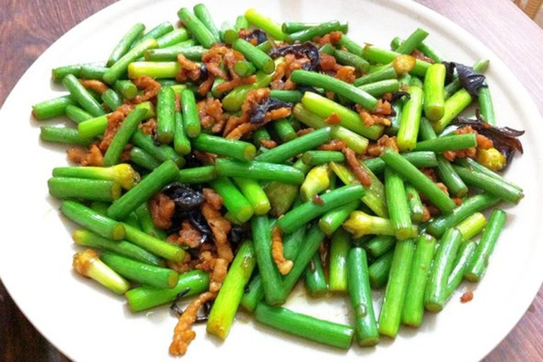 蒜薹炒肉与蒜苔炒蛋对比图