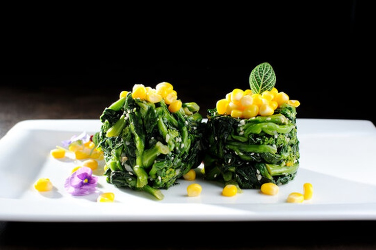 家庭烹饪场景中的紫糯玉米