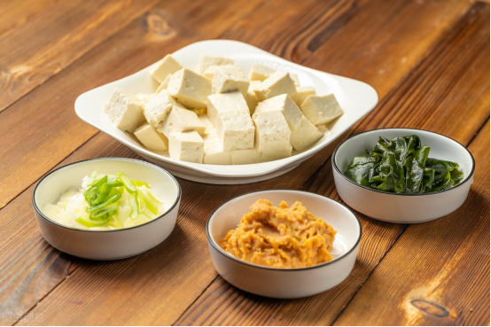 展示海带与豆腐、排骨、鸡蛋等食材搭配的健康食谱示意图 海带美食搭配示意图