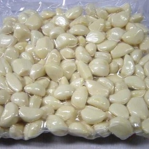 身穿白色实验服的技术人员在现代化食品检测实验室中操作高效液相色谱仪(HPLC),屏幕上显示大蒜素成分分析图谱,玻璃器皿中盛放着提取后的蒜汁样品,背景有‘农产品质量安全检测中心’标识牌 实验室检测人员正在使用HPLC设备分析大蒜素含量