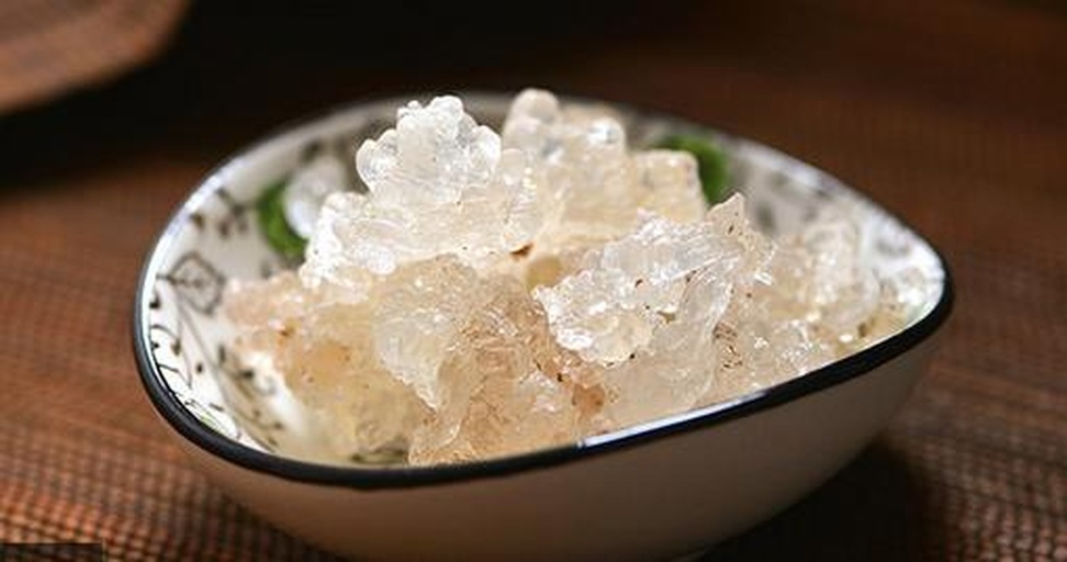 现代化深加工产线实景:银色不锈钢设备群运转,光学分选机屏幕实时显示糖度/瑕疵数据,真空冻干仓门开启处逸出白色冷雾,展柜中三款产品标签清晰——'早金霞冻干脆片(0添加)'、'ZJX NFC冷榨桃汁(-18℃锁鲜)'、'早金霞桃胶饮(0.5%桃胶+益生元)' 早金霞油蟠桃深加工产线:洁净车间内全自动清洗-光学分选-真空冷冻干燥一体机运行中,传送带上可见去核切片后的淡黄色果肉,右侧玻璃柜陈列冻干脆片、NFC原汁、桃胶饮品三款终端产品