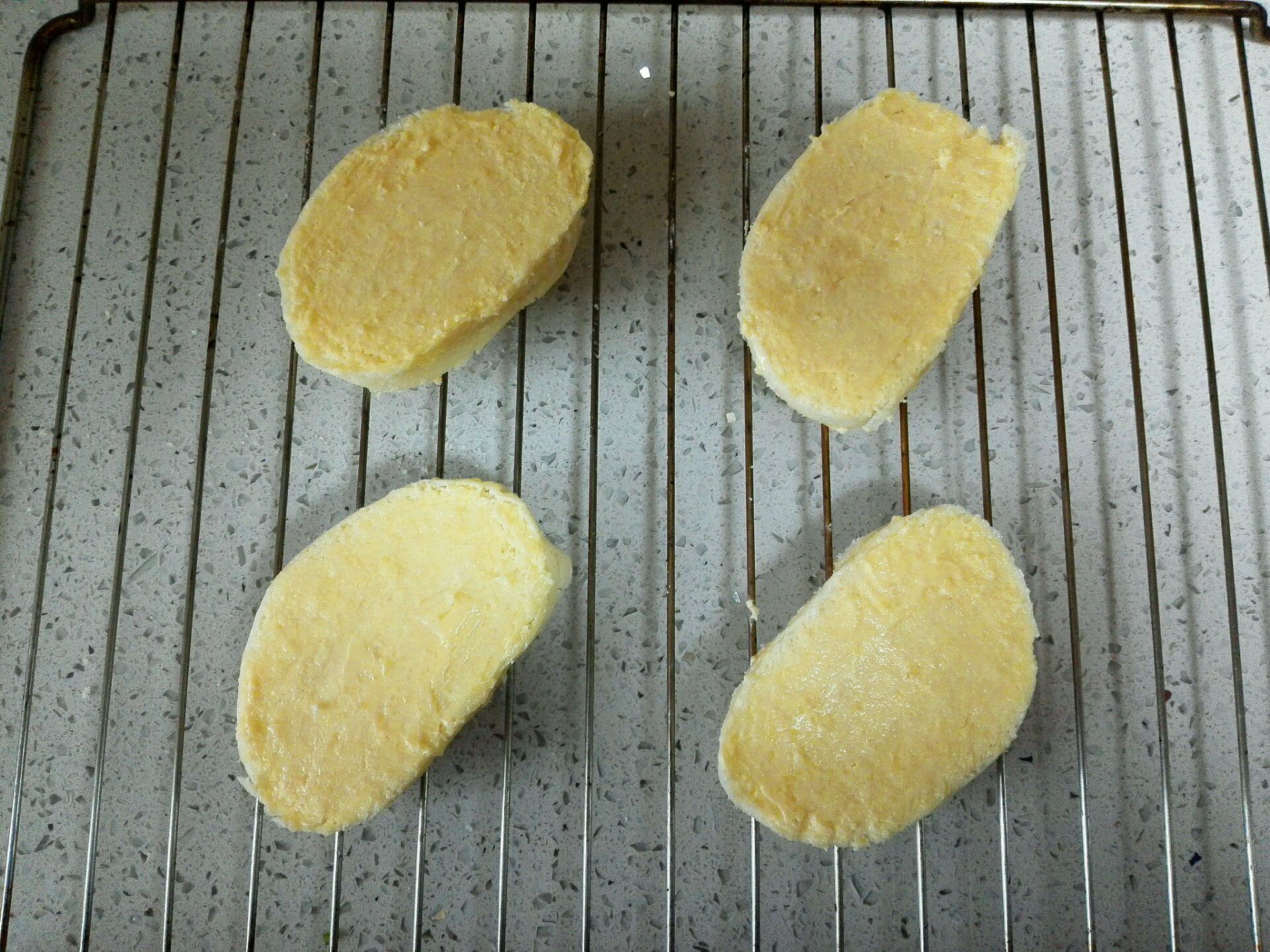 猕猴桃糖倒入模具定型图