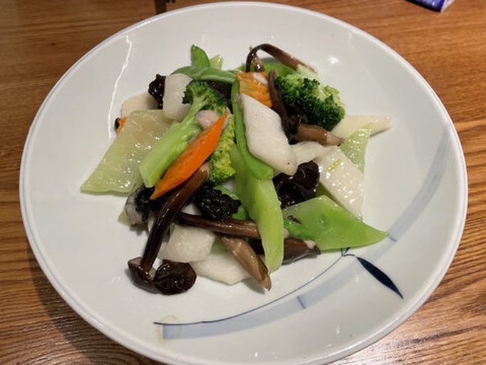 西兰花与秀珍菇清炒菜肴特写