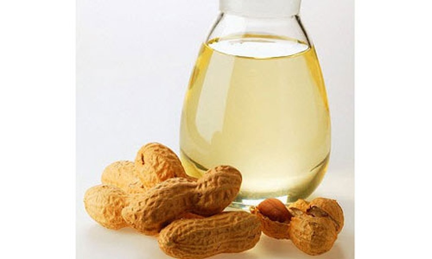 专业食品检测实验室实景:技术人员操作气相色谱-质谱联用仪(GC-MS)分析花生油样品,电脑屏幕显示清晰的花生酸特征峰(保留时间18.72min);台面摆放标有'Arachidic Acid Reference Standard'的棕色试剂瓶及多支花生油待测样本管 实验室检测花生油中花生酸含量场景