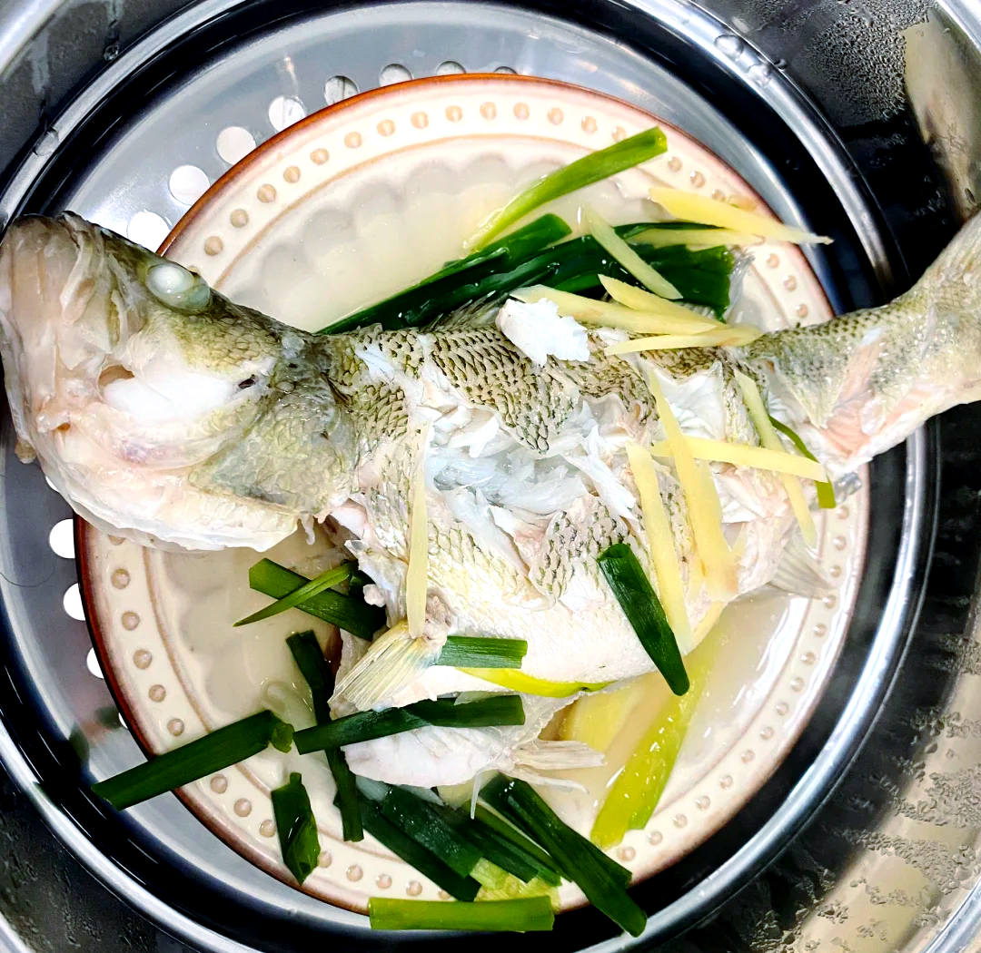 红皮洋葱搭配清蒸鱼