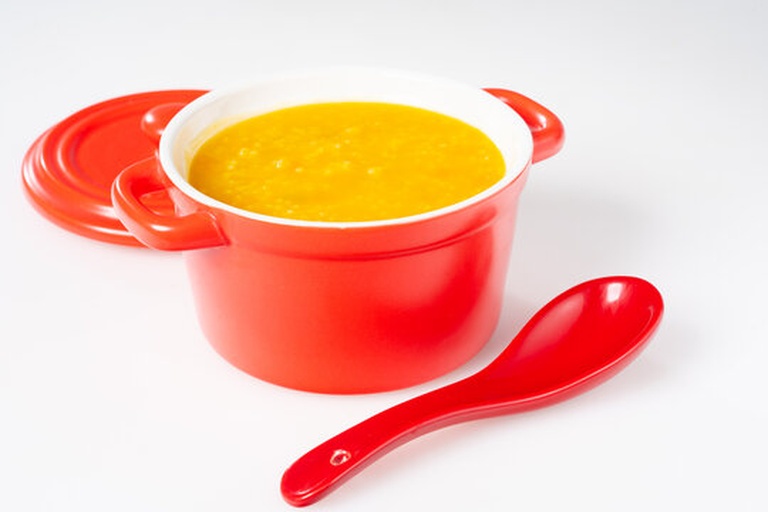 家庭厨房中正在烹饪芋头南瓜汤的场景