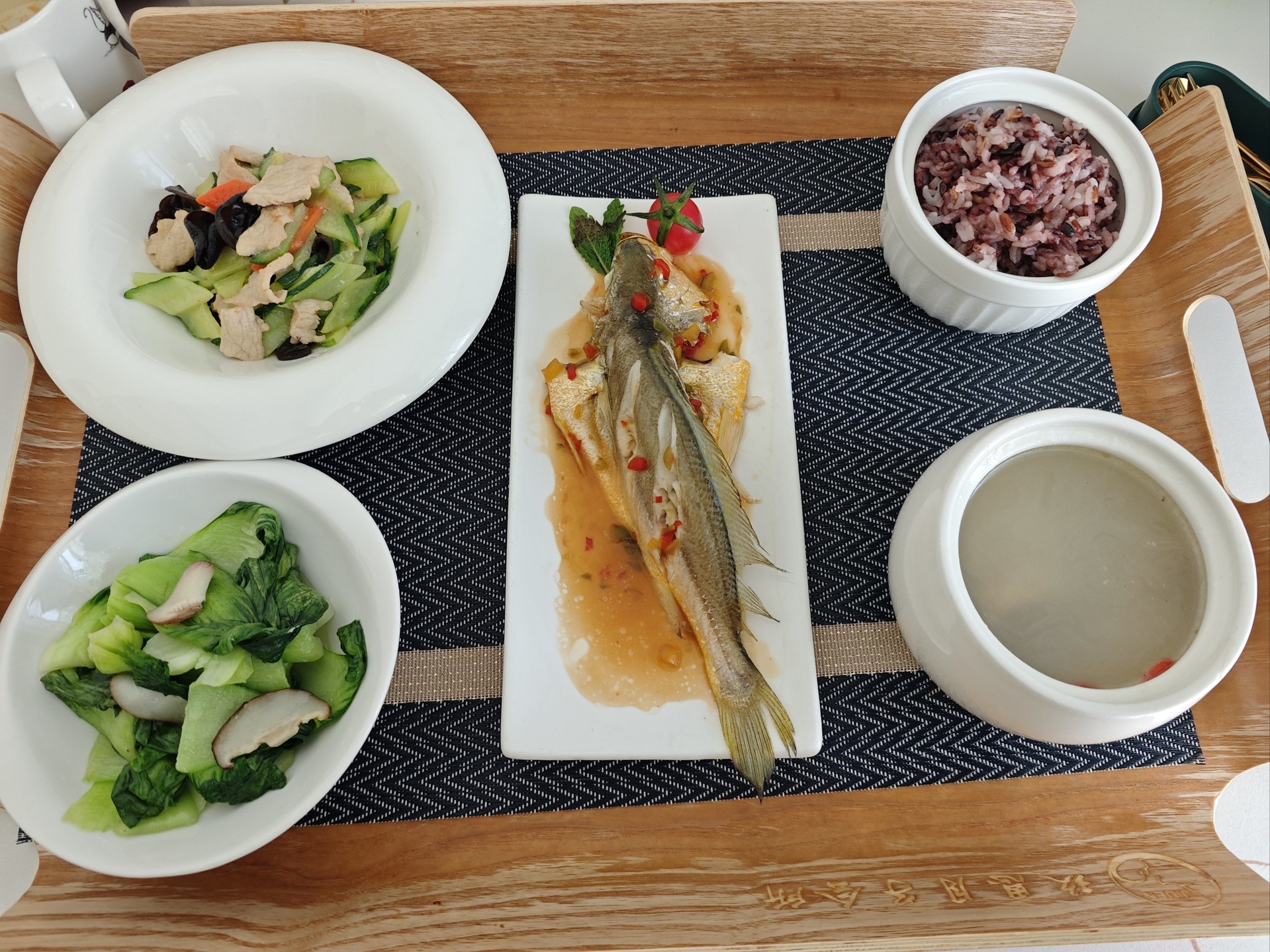 多宝鱼搭配米饭、青菜和汤品的完整餐食摆盘图 多宝鱼搭配米饭与配菜的摆盘图