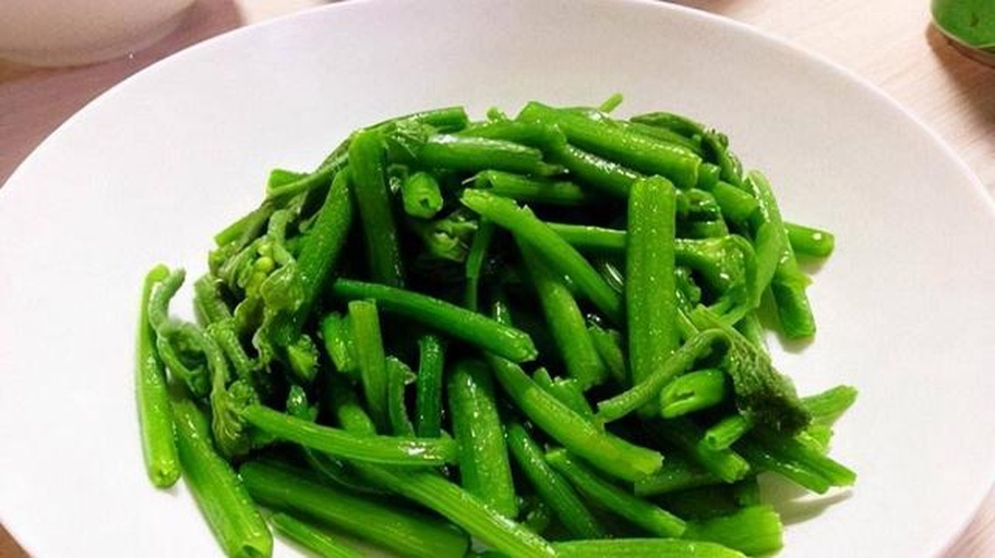 清炒野菜芨芨菜成品图,色泽翠绿,香气扑鼻,摆盘精致 清炒野菜芨芨菜成品图,色泽翠绿,香气扑鼻,摆盘精致