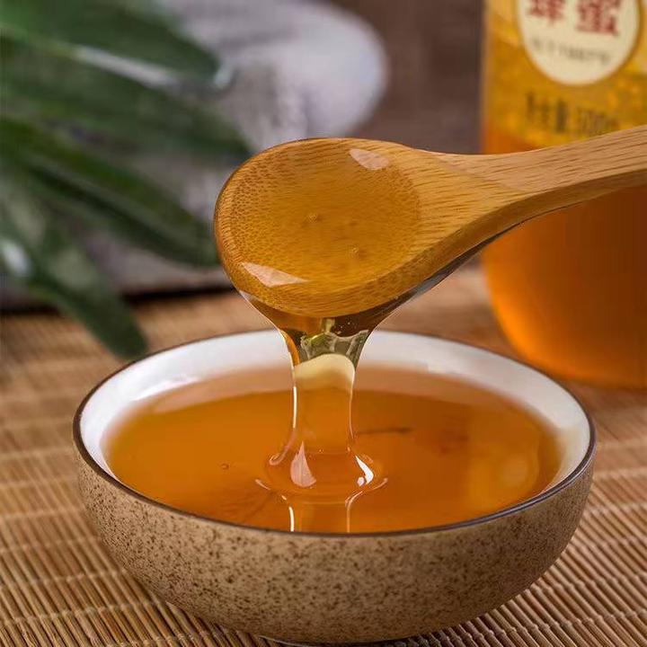 人体胃部解剖图,显示胃黏膜层结构,旁边标注蜂蜜中的有机酸分子结构及其对胃壁的潜在刺激路径,背景为淡黄色蜂蜜滴落动画效果 胃部结构与蜂蜜刺激示意图