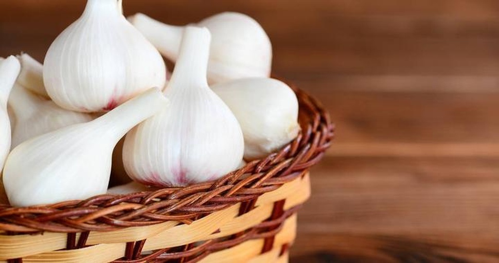 家庭厨房中的大蒜储存场景