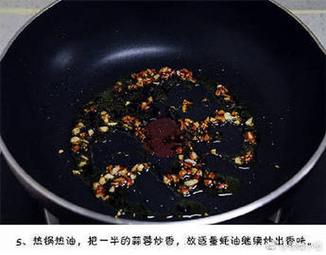 锅中油热后加入姜丝和蒜片,正在翻炒散发香味 热锅中爆香姜蒜的画面