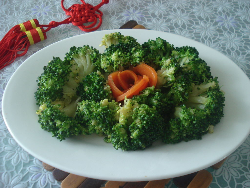 家庭餐桌上的胡萝卜无筋豆菜肴成品图