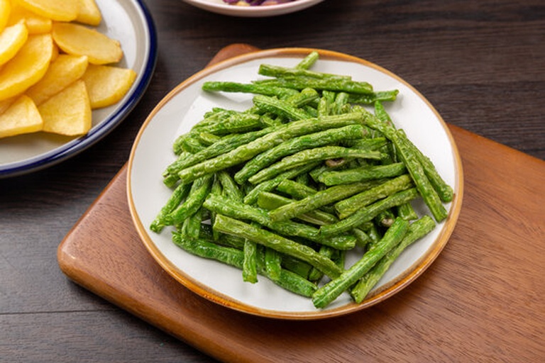 家庭场景即食应用图:木质料理台上,打开的即食散叶生菜包装旁摆放牛油果、溏心蛋、烤鸡胸与芝麻酱,手部特写正用夹子取整片翠绿散叶包裹食材,背景虚化呈现现代厨房窗景 家庭场景即食应用图:木质料理台上,打开的即食散叶生菜包装旁摆放牛油果、溏心蛋、烤鸡胸与芝麻酱,手部特写正用夹子取整片翠绿散叶包裹食材,背景虚化呈现现代厨房窗景