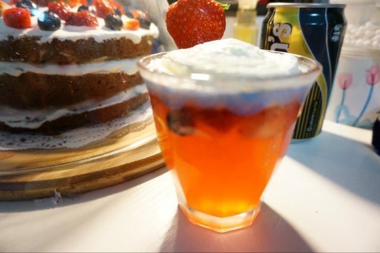 草莓奶油可应用于蛋糕、泡芙、杯子甜品等多种甜点中 草莓奶油多种吃法展示