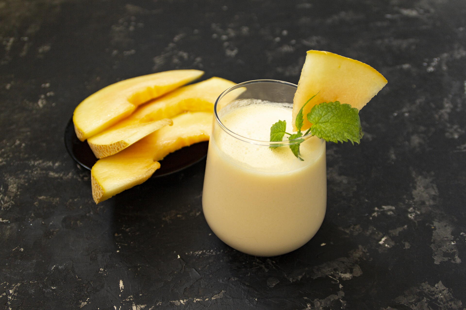 冷冻哈密瓜用于制作果昔的示意图