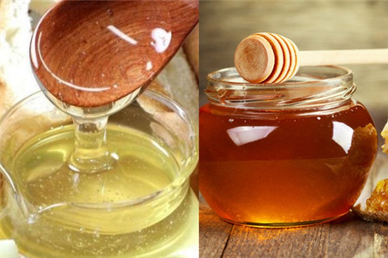 两张并列展示的蜂蜜样品,左侧为冷藏后完全结晶的乳白色固态蜂蜜,右侧为室温下流动的金黄色液态蜂蜜,中间放置温度计显示10℃与25℃,背景为厨房场景,突出温度对蜂蜜状态的影响 蜂蜜在不同温度下的状态对比