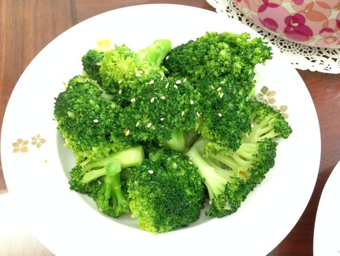 芝麻花生酱色泽浓郁,搭配西兰花形成视觉与味觉的双重享受 芝麻花生酱配西兰花