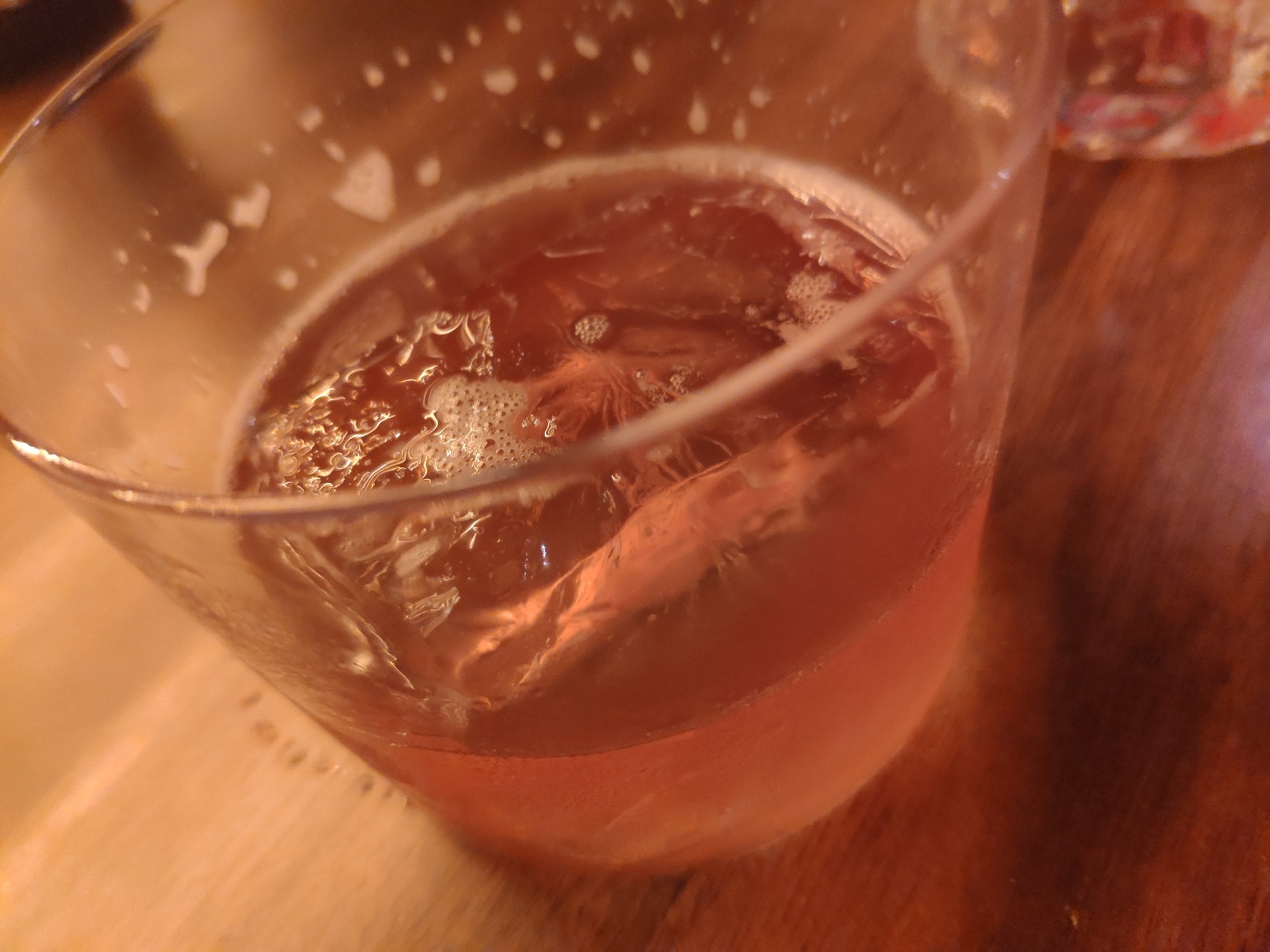 年轻人聚会饮用江小白蜜桃味场景