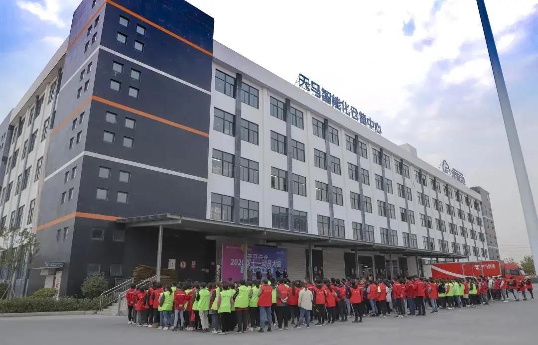 矮马区域协同模式可视化:物流枢纽(左)、时效路径(中)、文旅应用场景(右)三位一体,突出地理节点与服务细节 矮马物流与文旅协同模式图:左侧地图标注郑州、武汉、西安三大物流枢纽节点,中间流程图展示“内蒙古直采→本地隔离→72小时直达长三角”路径,右侧实景图呈现莫干山民宿矮马互动区(矮马佩戴蓝色驯化项圈,儿童在专业教练指导下牵行)