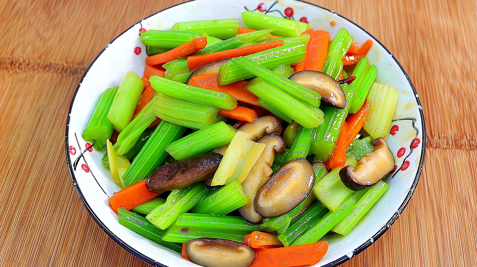 一盘装盘精美的蘑菇炒西芹摆放在白色瓷盘中,菜肴色泽鲜明,西芹翠绿、蘑菇洁白,点缀着金黄的蒜片,旁边配有筷子和一碗米饭,展现诱人的餐桌食用场景 图片描述