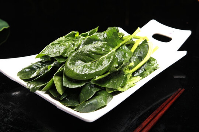 健康饮食搭配示意图：焯水菠菜与富含维C食材的组合