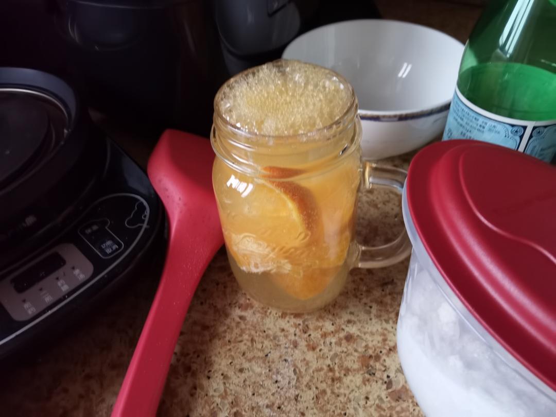 玻璃杯中装有冬枣酒与苏打水混合饮品,旁边摆放柠檬片与冬枣装饰 冬枣酒饮品搭配