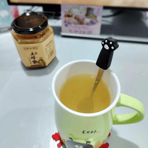 麦卢卡蜂蜜产品与使用工具展示图
