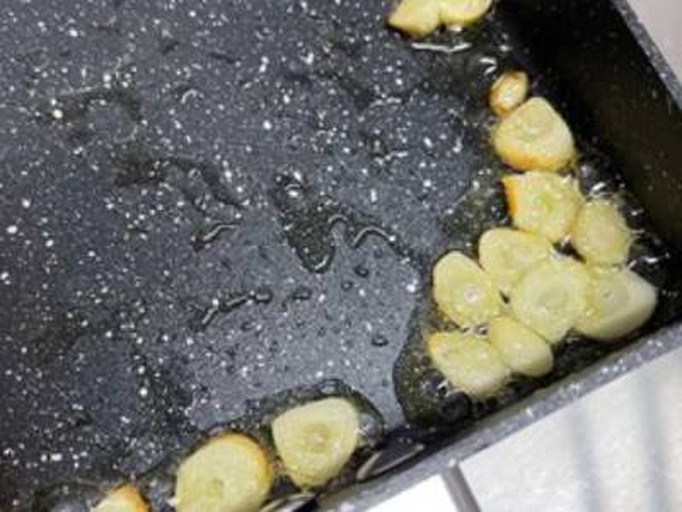 锅中炒制金黄蒜蓉的过程 锅中炒制金黄蒜蓉的过程