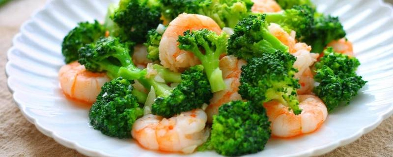 西兰花与鲜虾食材摆拍