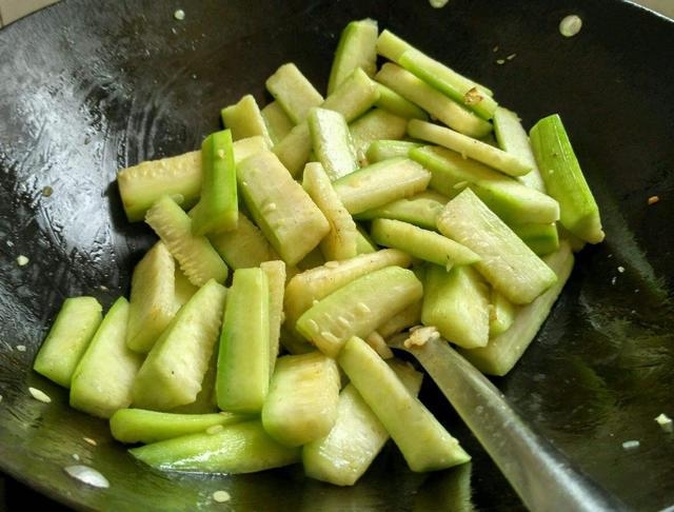 锅中翻炒冬瓜过程特写