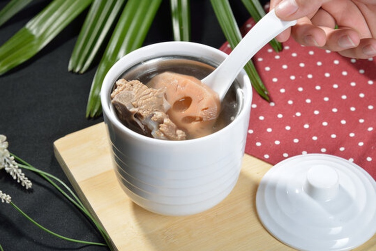 家庭厨房中清洗与烹饪莲藕的过程