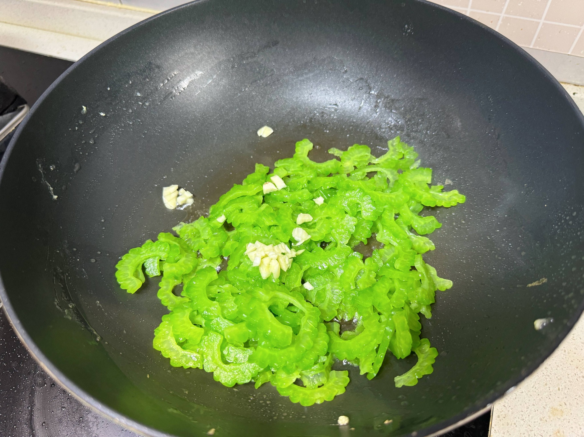 苦扁豆翻炒过程