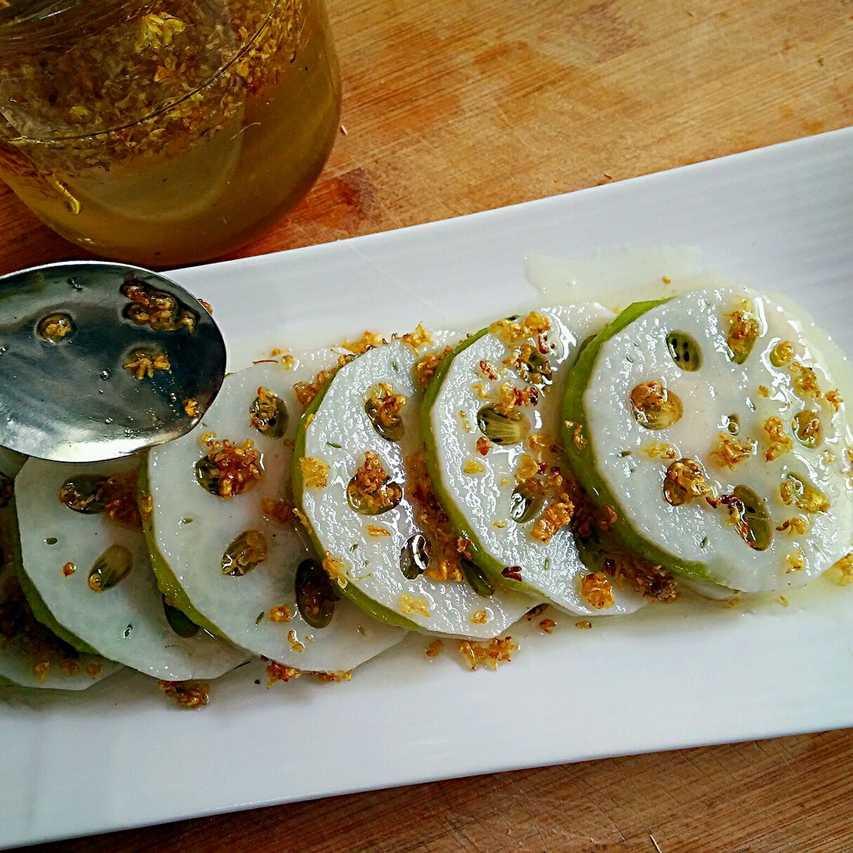 糖莲藕切片摆盘,表面撒有桂花和芝麻,色泽诱人 糖莲藕切片摆盘