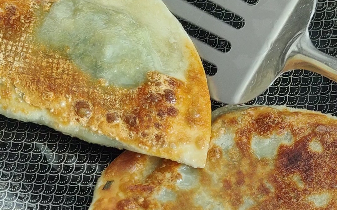 煎制成功的韭菜萝卜锅贴特写
