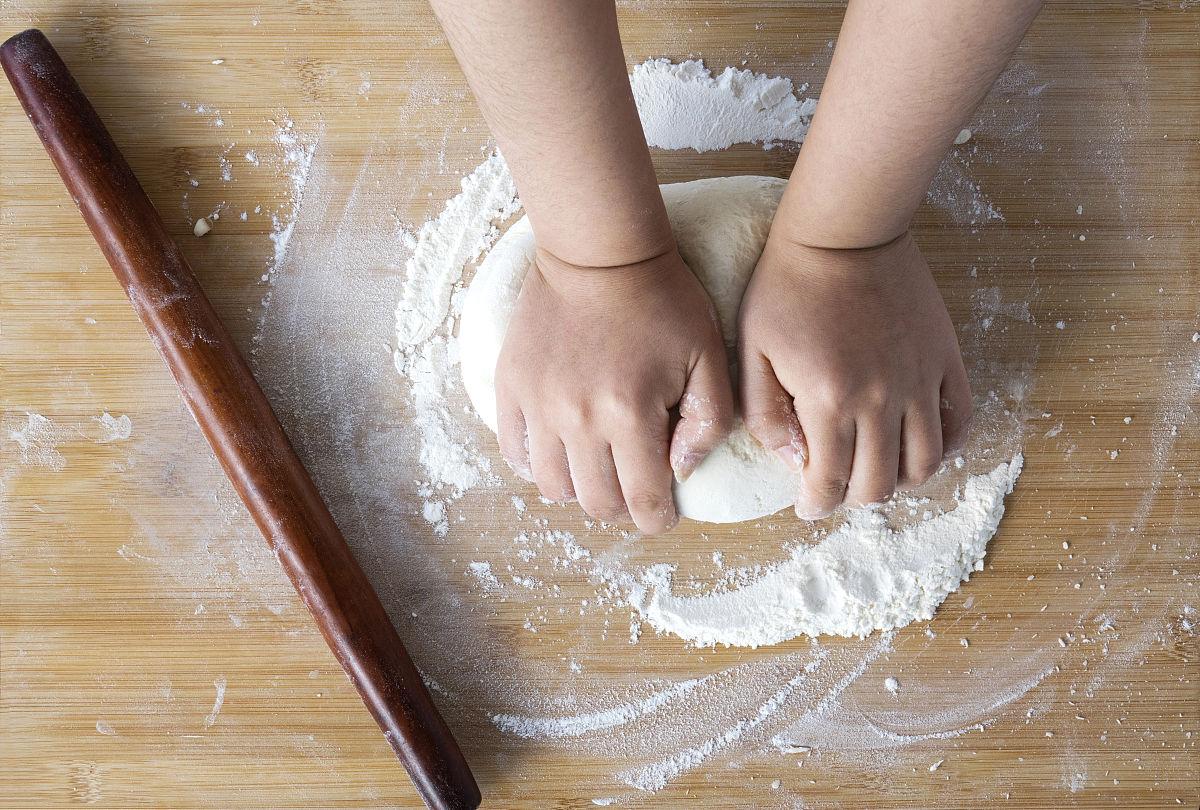 传统手工制作面食过程