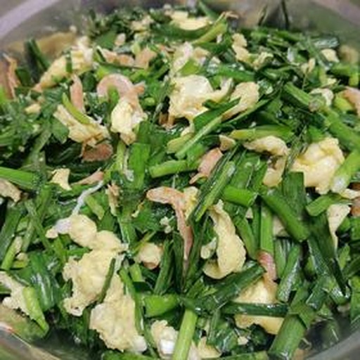 展示正在翻炒的韭菜与鸡蛋混合过程 烹饪中的韭菜炒鸡蛋