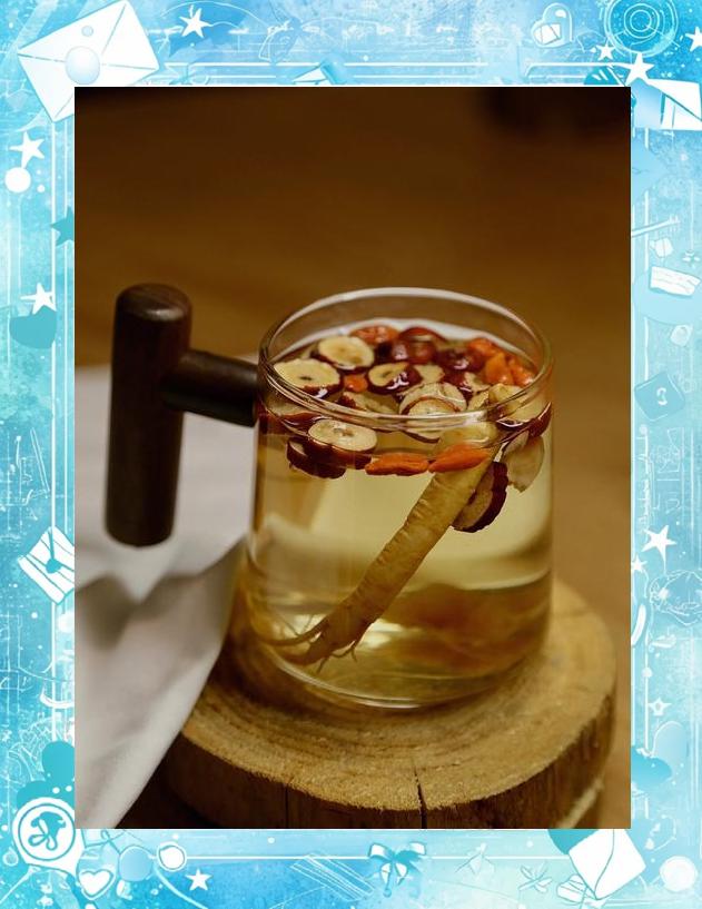 透明玻璃杯中浸泡着棕红色的干红枣片和淡黄色的人参薄片,热水冲泡后液体呈琥珀色,旁边摆放未泡发的干红枣片和人参片各一小堆,背景为木质茶桌,体现自然健康的饮茶场景 干红枣片与人参片组合冲泡图