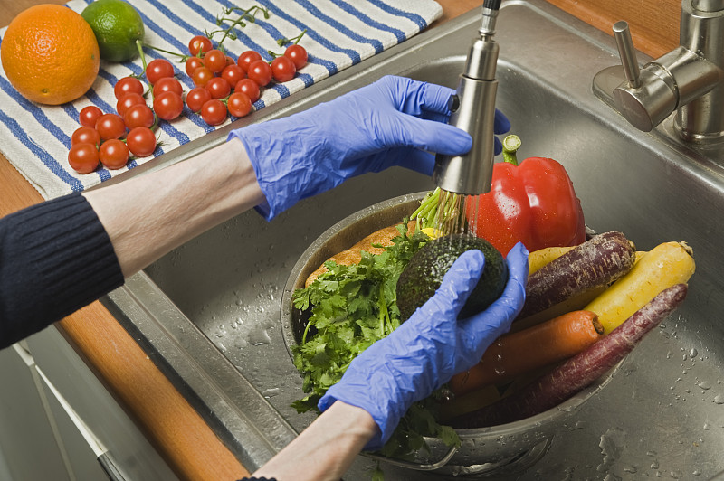 家庭环境下使用牙刷和手套清洗青皮核桃