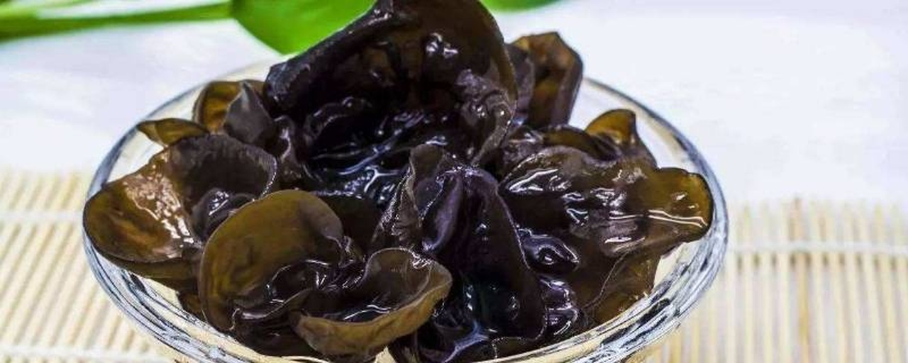焯水后的黑木耳在冰水中冷却