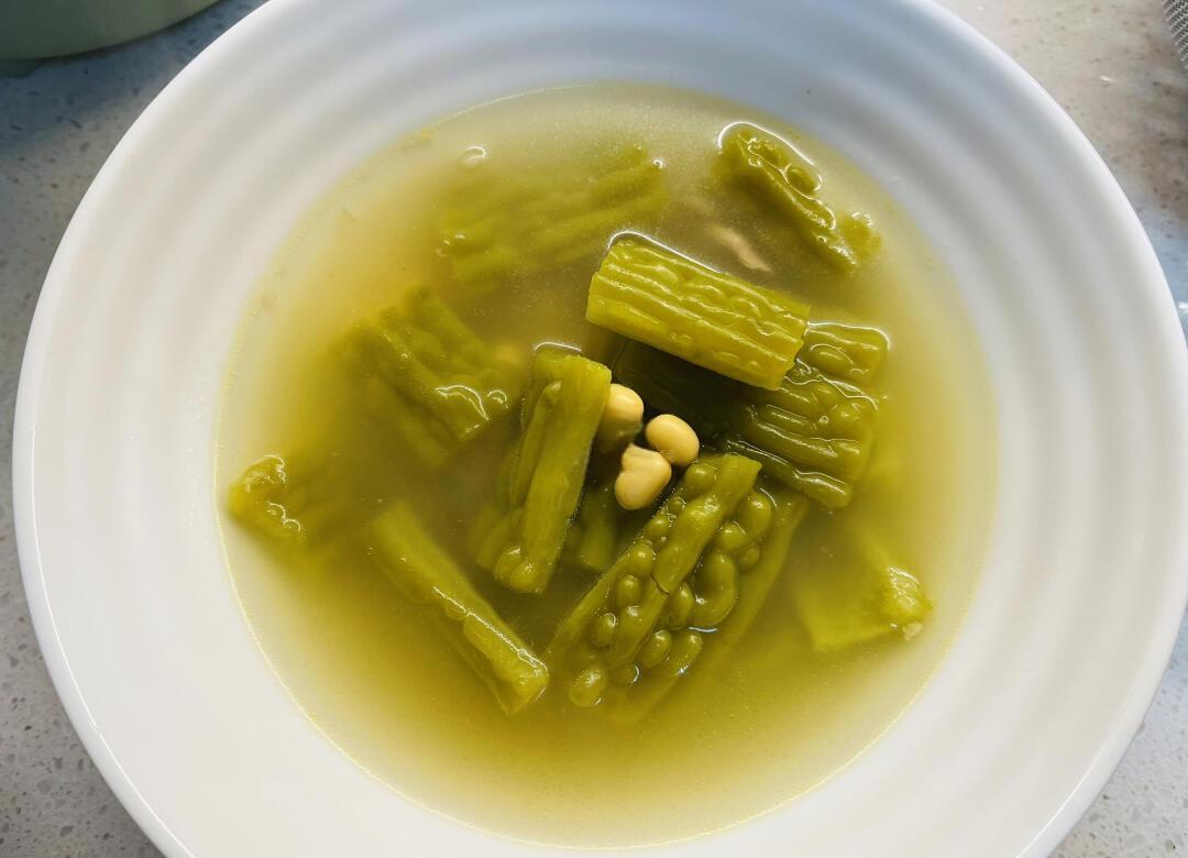 苦瓜与绿豆搭配的养生汤品特写