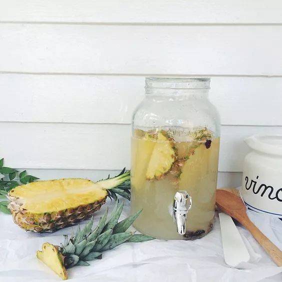 菠萝和酸奶混合在碗中的特写图