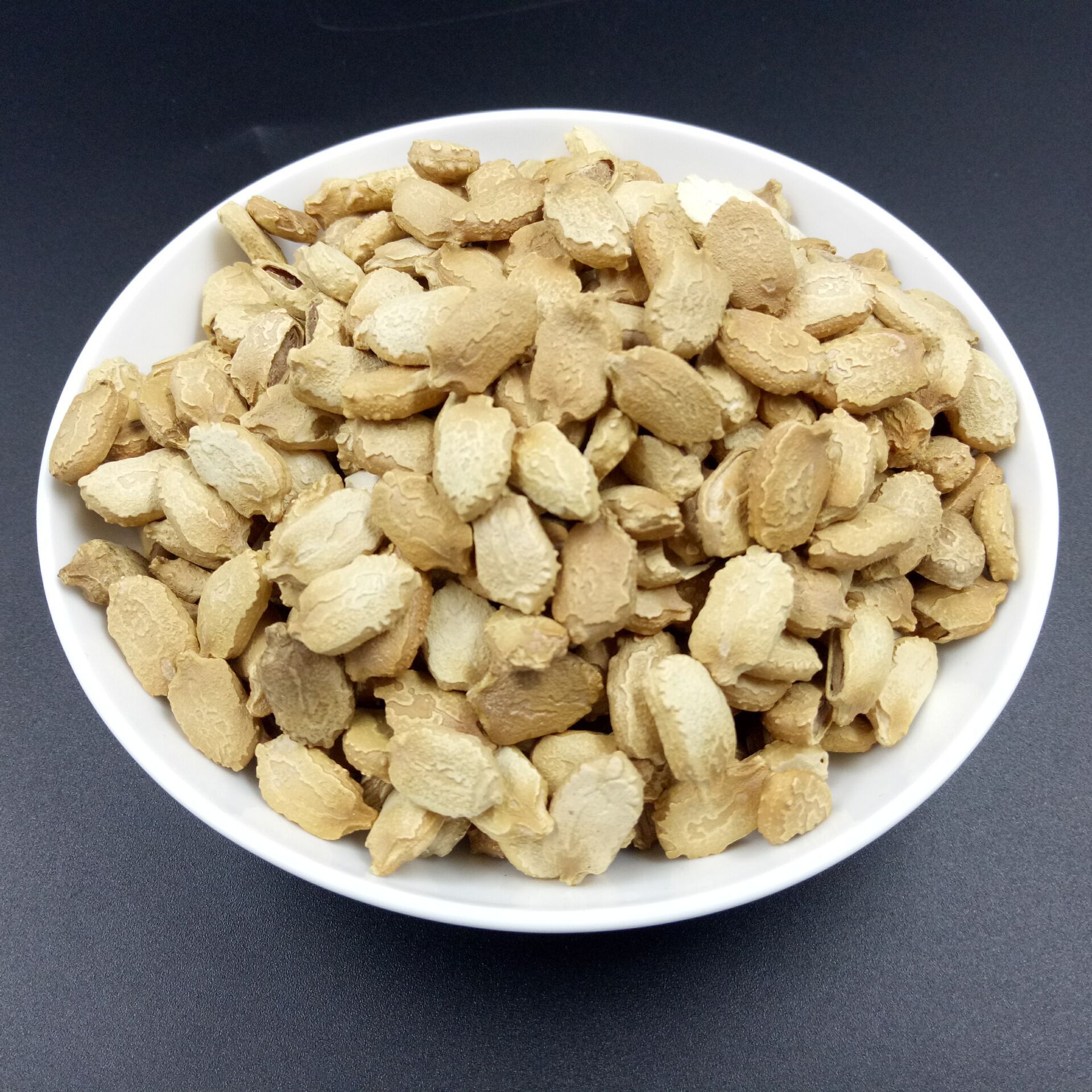 玻璃器皿中盛放干燥后的苦瓜切片,呈规则圆形,颜色金黄,质地脆硬,旁边放置游标卡尺显示厚度约为6毫米 苦瓜干成品展示图