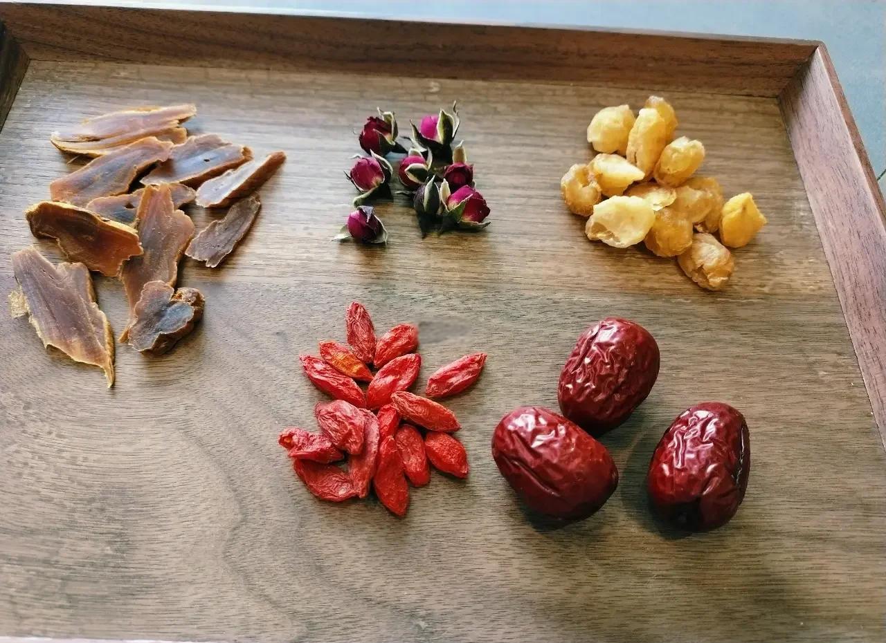 鲜人参花胶炖盅特写