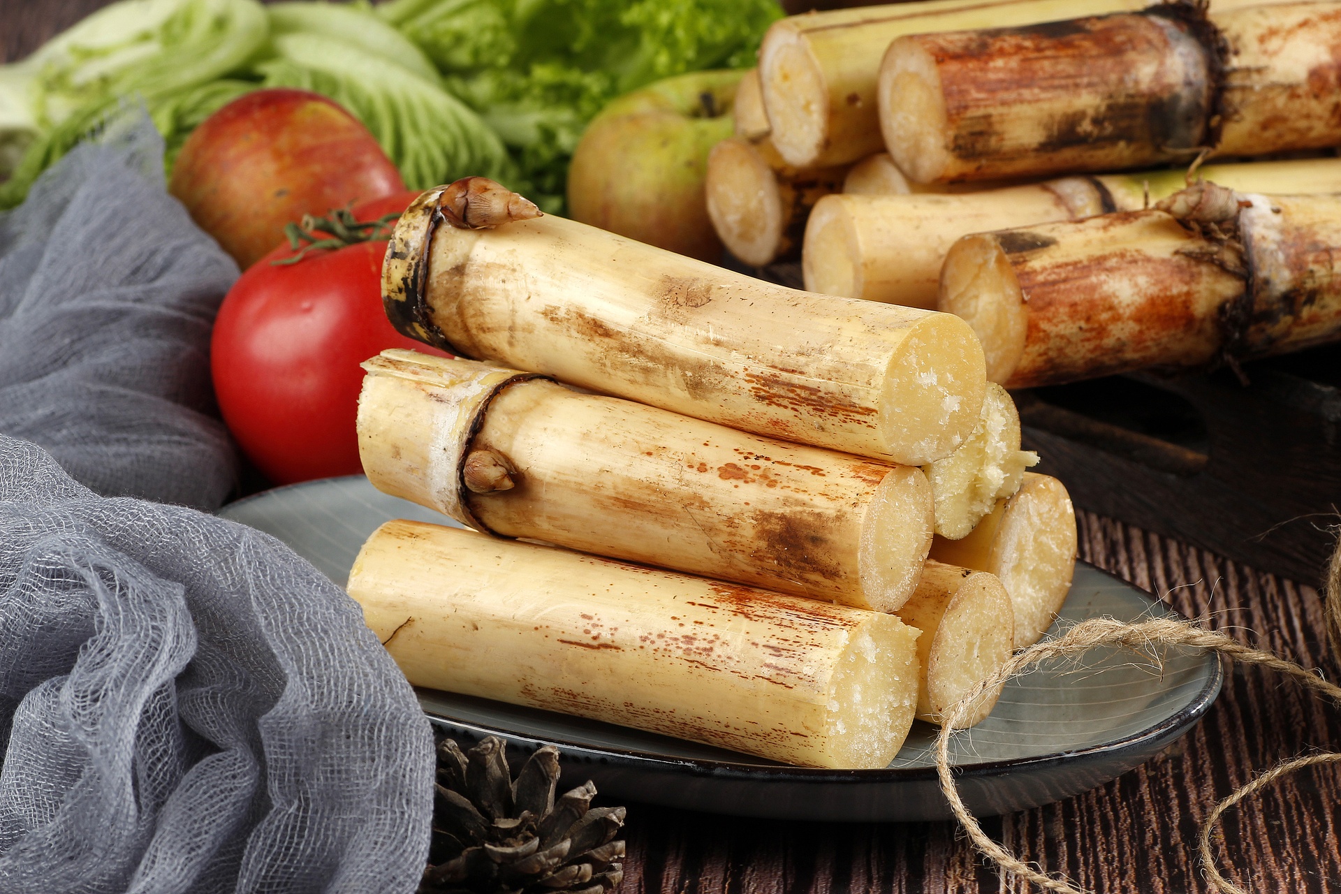 新鲜甘蔗切段与榨汁过程示意图