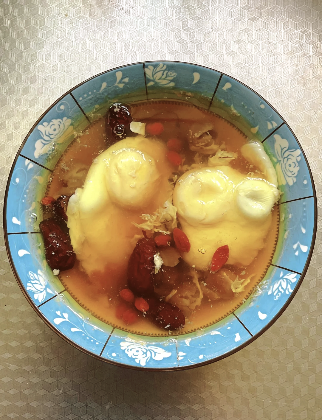 一碗热气腾腾的当归黑豆鸡蛋汤,汤色浓郁,配有切片鸡蛋和枸杞点缀 当归黑豆鸡蛋汤成品图