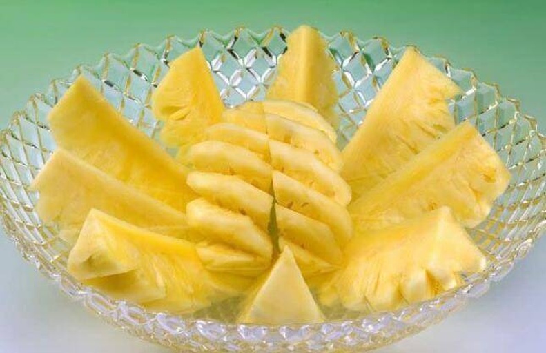 新鲜菠萝切块特写